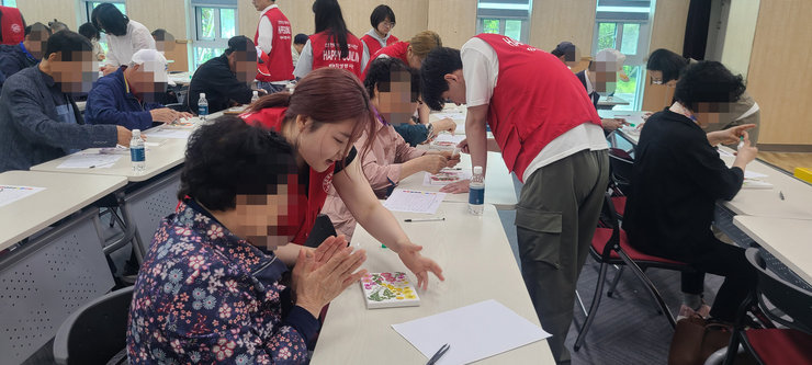 압화액자만들기 봉사 사진