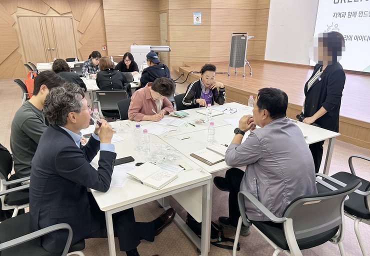 토론 사진