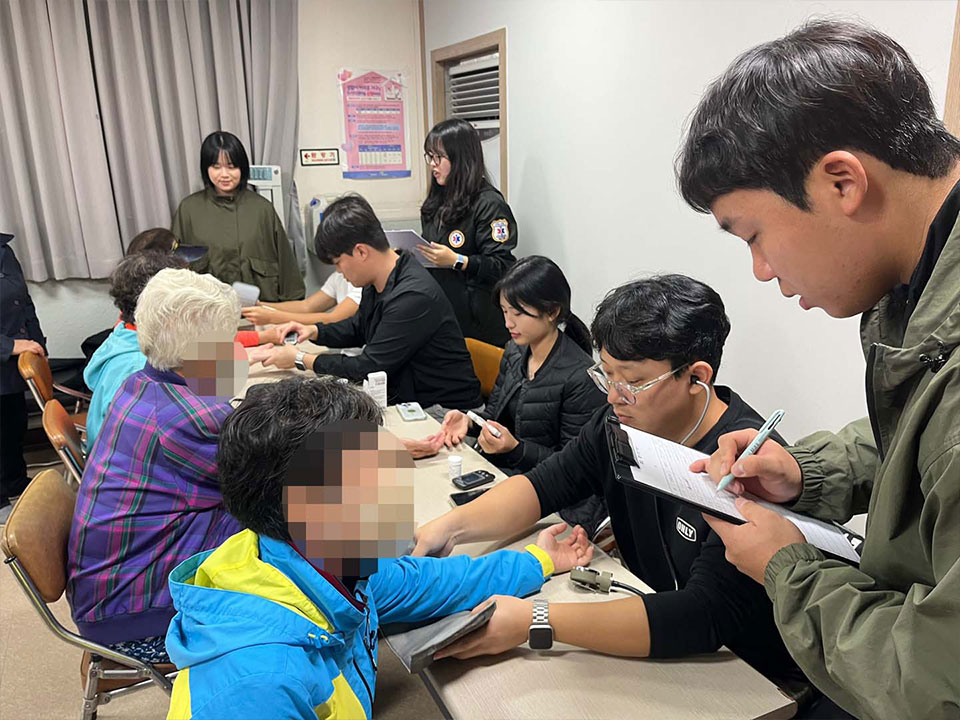 응급주조에 대한 주제를 가지고 회의하는 모습