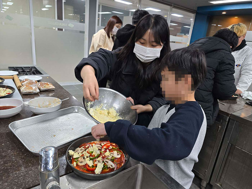 응급구조과 학생들이 119급대원 훈련 및 장비 정비하는 모습