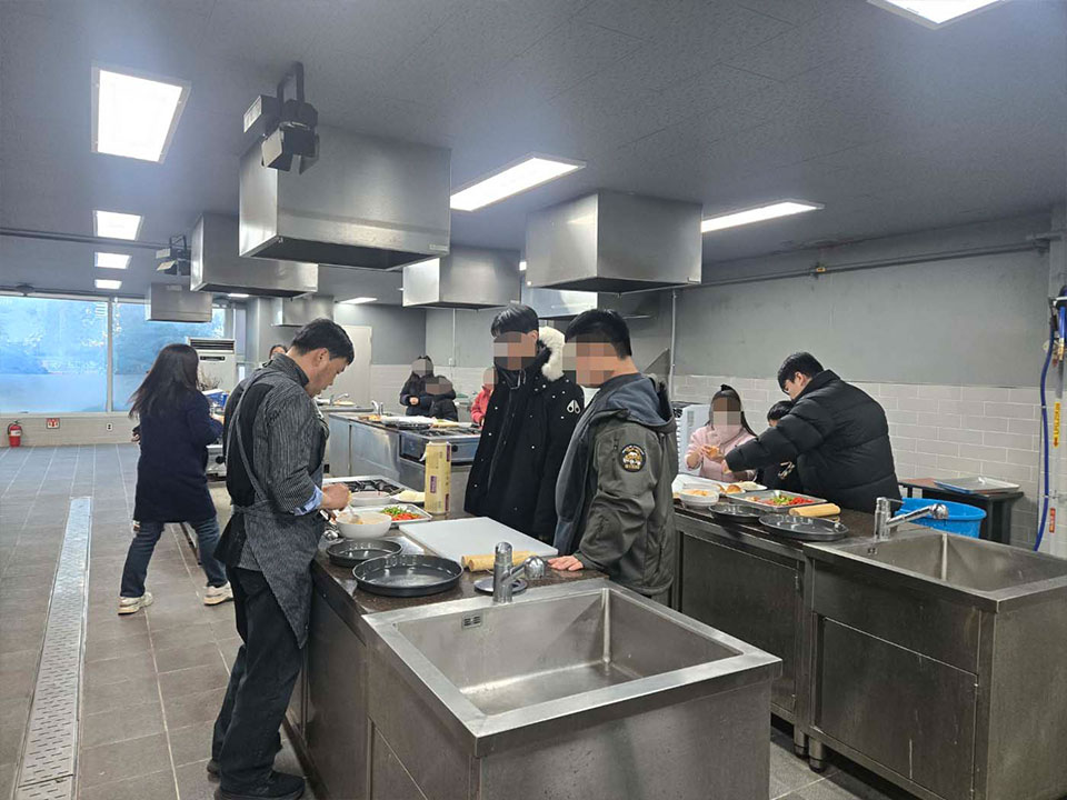 응급주조에 대한 주제를 가지고 회의하는 모습