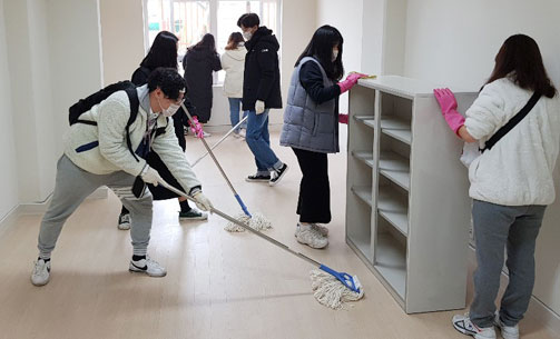 사회복지과 학생들이 복지관 내부 청소하고 있는 모습