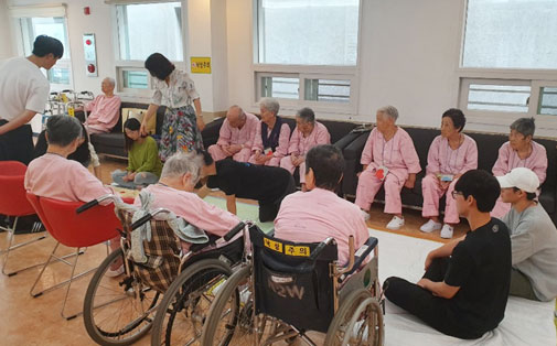 물치치료사 부원들이 봉사하는 모습